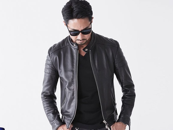 鏡を見て悩むビジネスマン