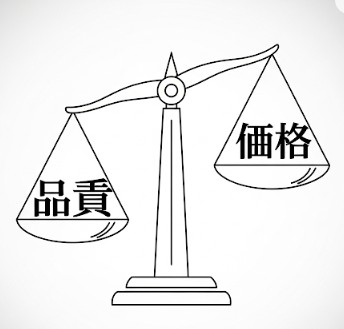 天秤のイラストで、片方に「品質のNaturecan」、もう片方に「価格のマイプロテイン」が乗っている