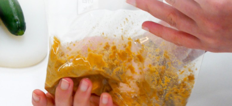 ポリ袋に粉末ぬか床を入れる