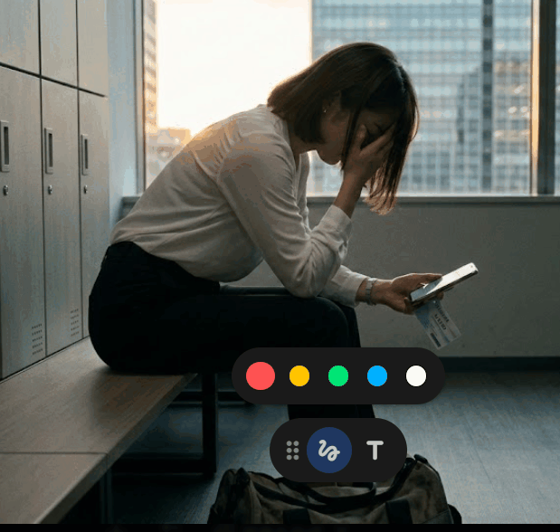 仕事が忙しくジム通いが続かず、幽霊会員になって後悔している社会人のイメージ