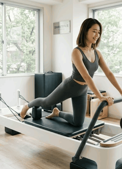 おしゃれなサウナ施設でリフレッシュし、ととのう体験を満喫する女性のイメージ