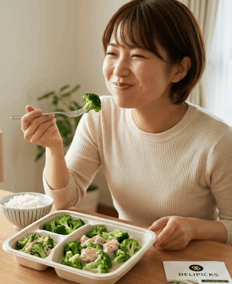 DELIPICKSのブロッコリーたっぷりカスタマイズを満足そうに食べる女性