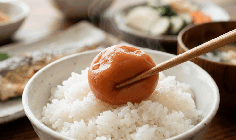 炊きたての白いご飯に乗せた福梅本舗の大粒の紀州南高梅